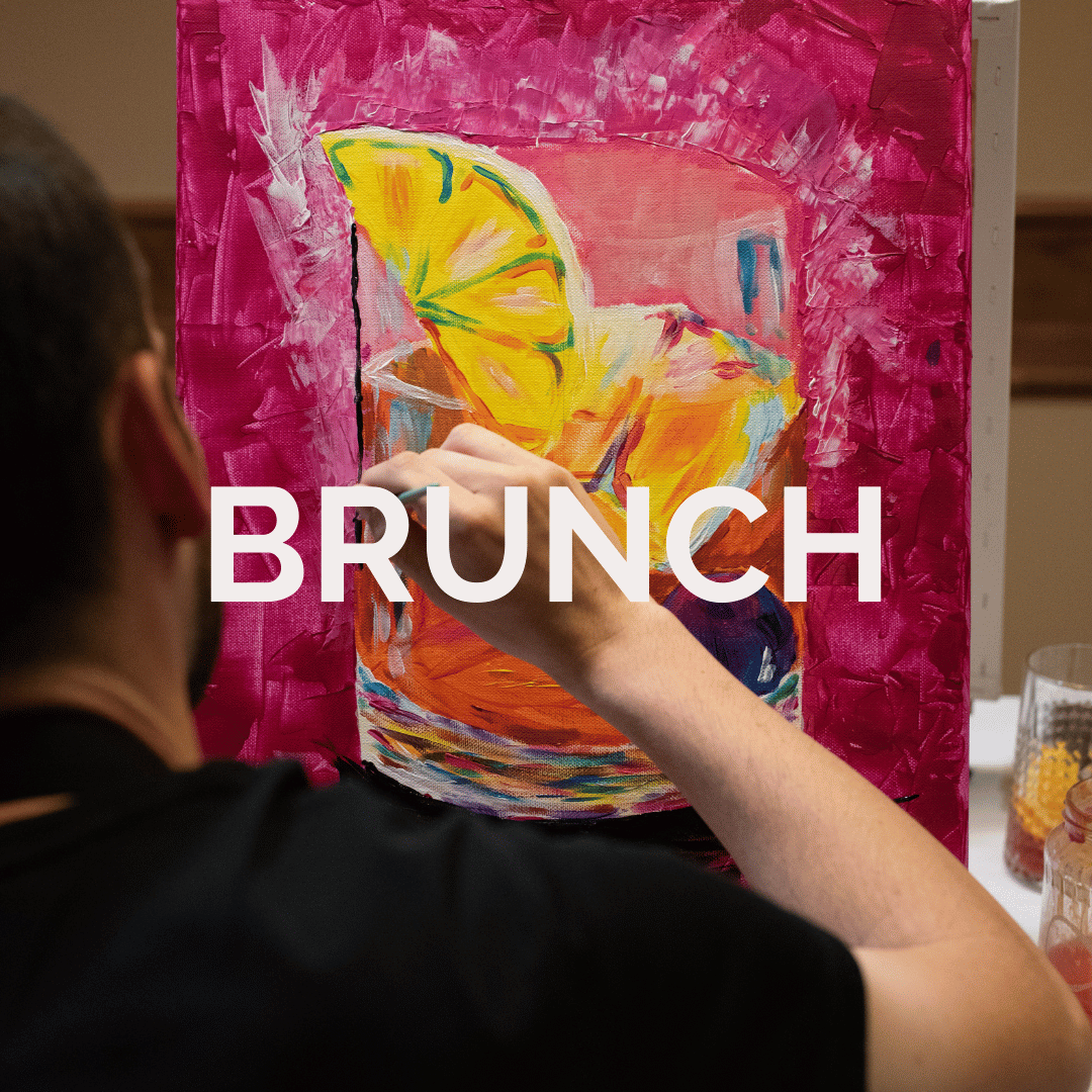 Muž maluje barevný obraz na růžovém plátně, přes obraz je nápis BRUNCH.